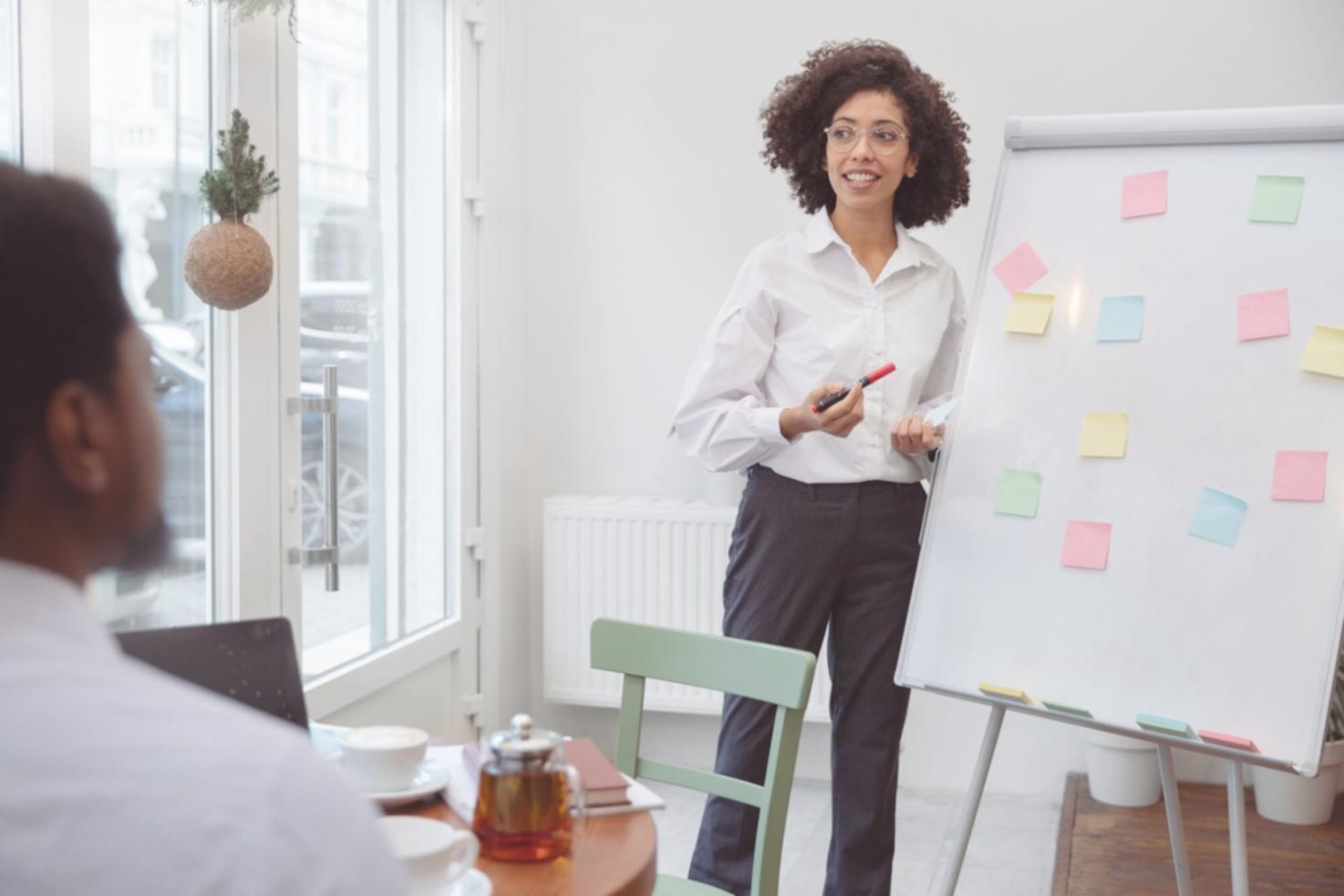 Profesionales trabajando en análisis financiero y presupuestos